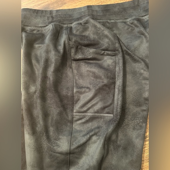 Fabletics Jogger - Picture 4 of 5